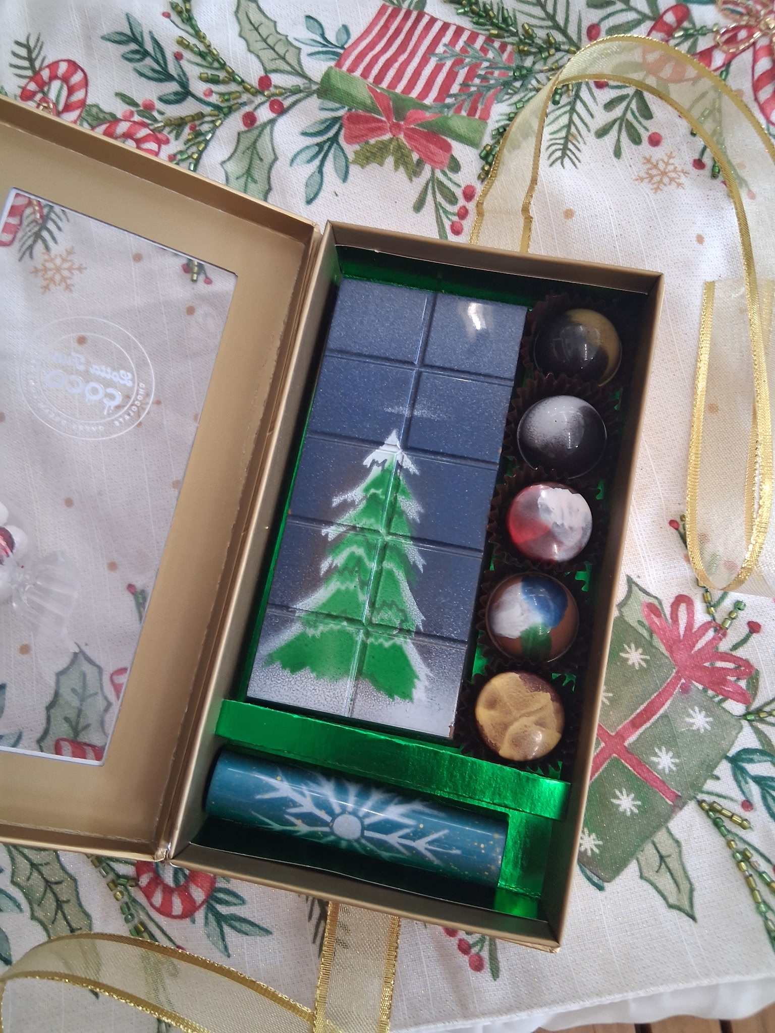 Christmas box with Decorated Pistachio Dubai bar set