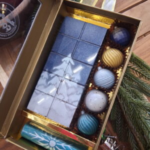 Christmas box with Decorated Pistachio Dubai bar set