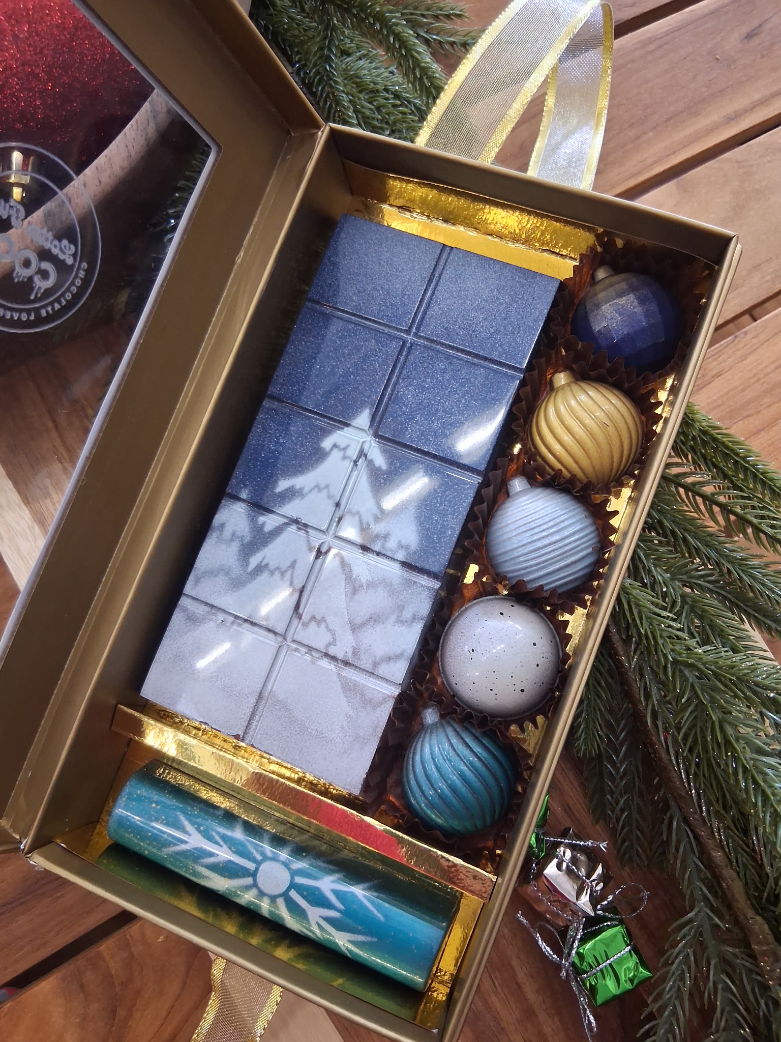 Christmas box with Decorated Pistachio Dubai bar set - Image 2